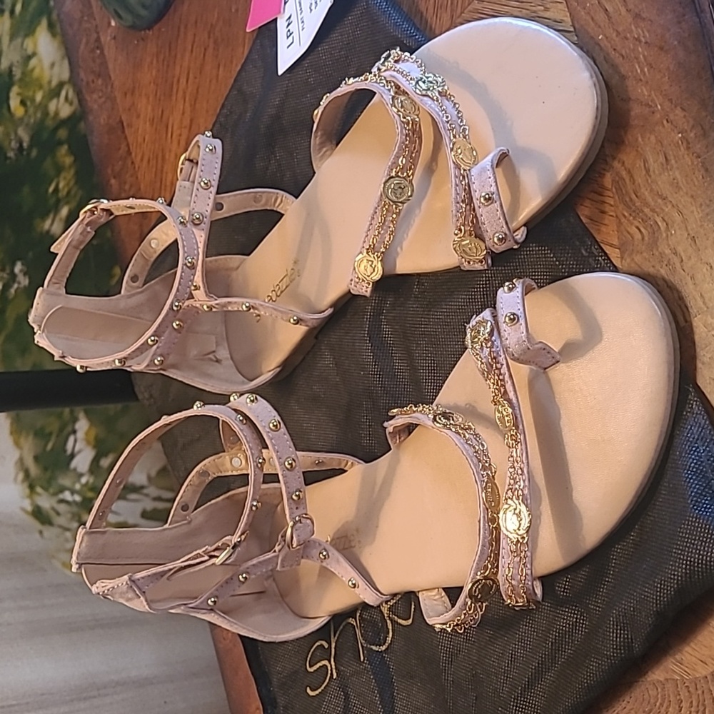 New! Shoedazzle Womens 8.5 open toe flat sandals gold jewelry and stud accents